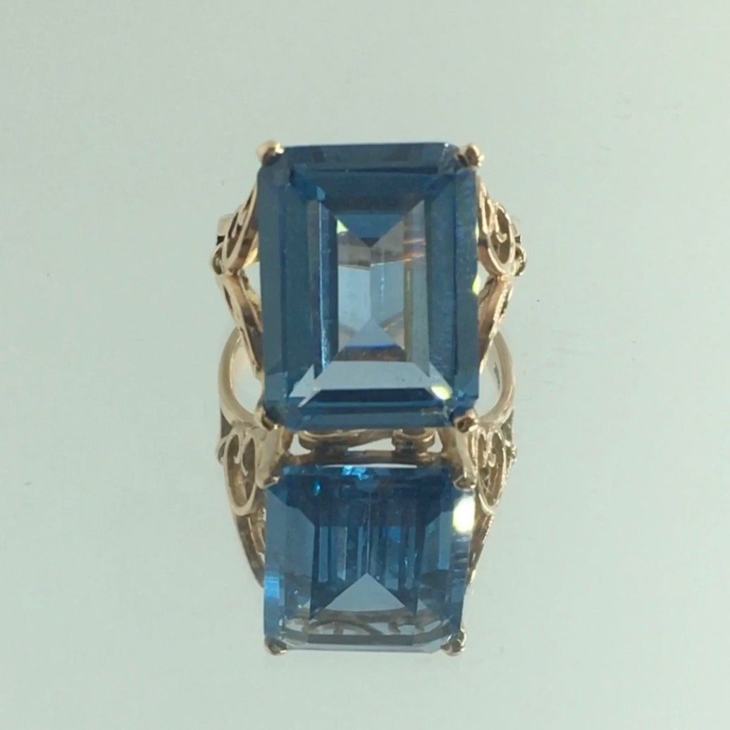 9ct filigree ring with emerald cut stone
