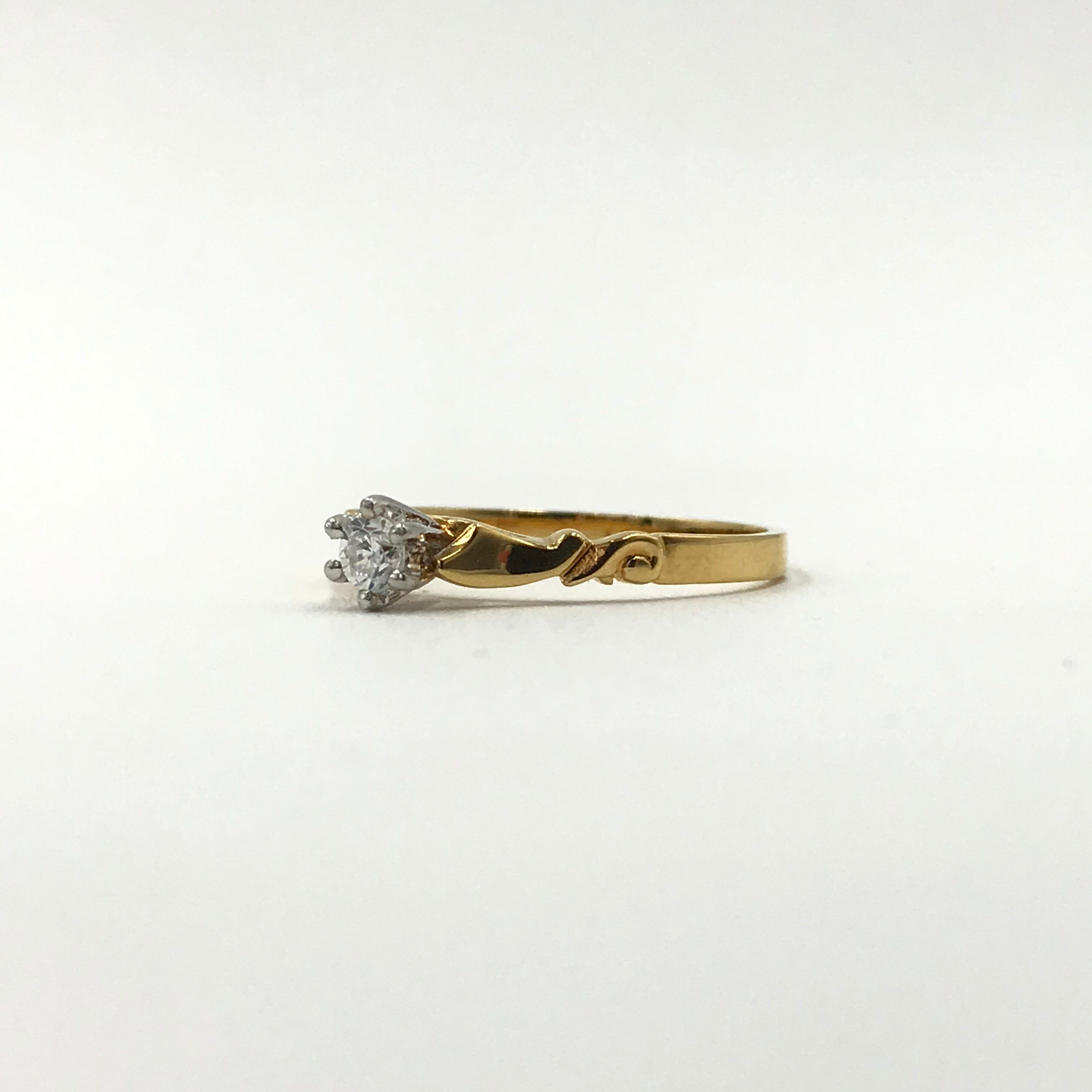 9ct Claw Set Ring With Vintage Shoulder Detail